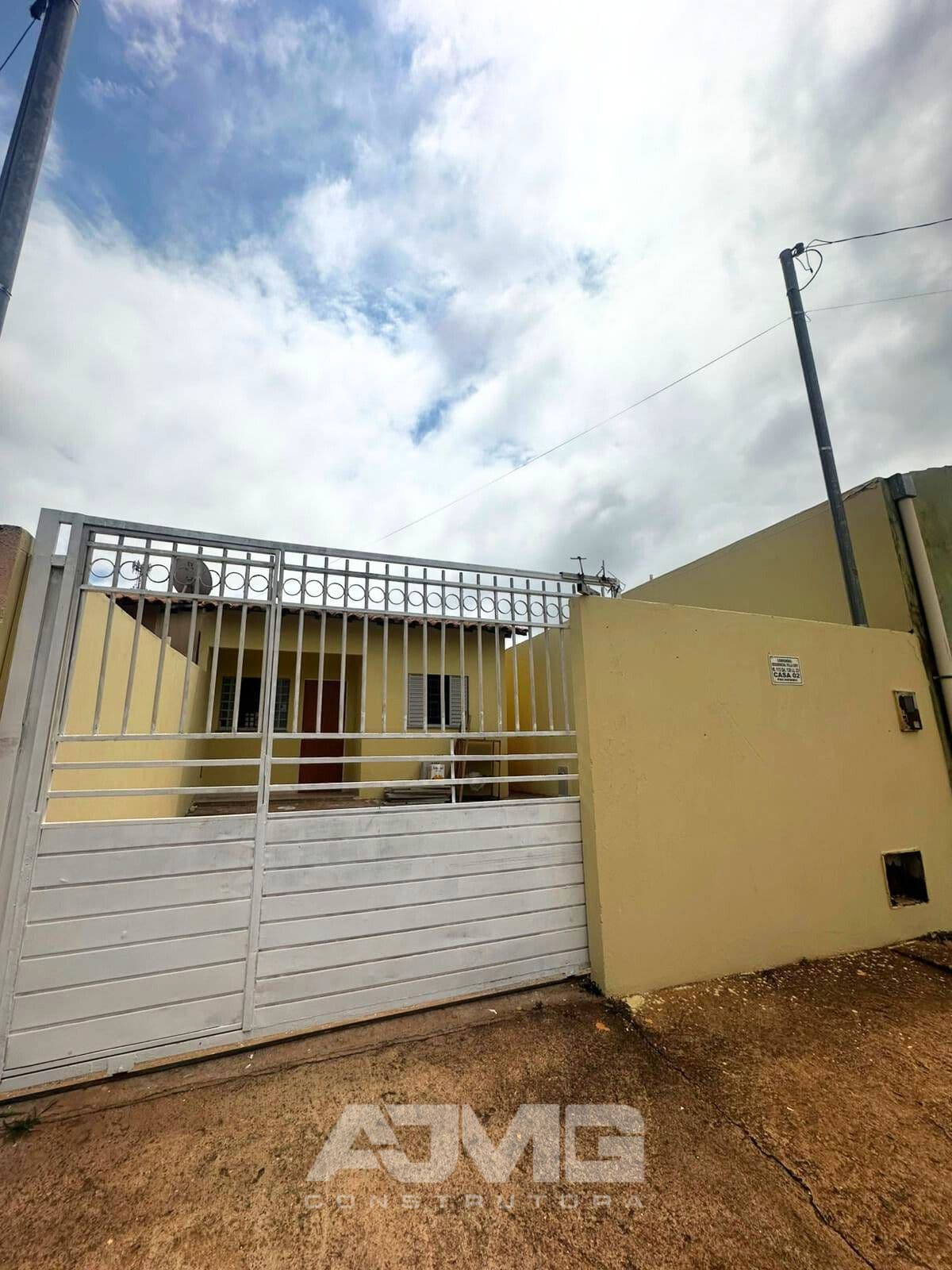 Casa com 2 quartos, garagem e quintal