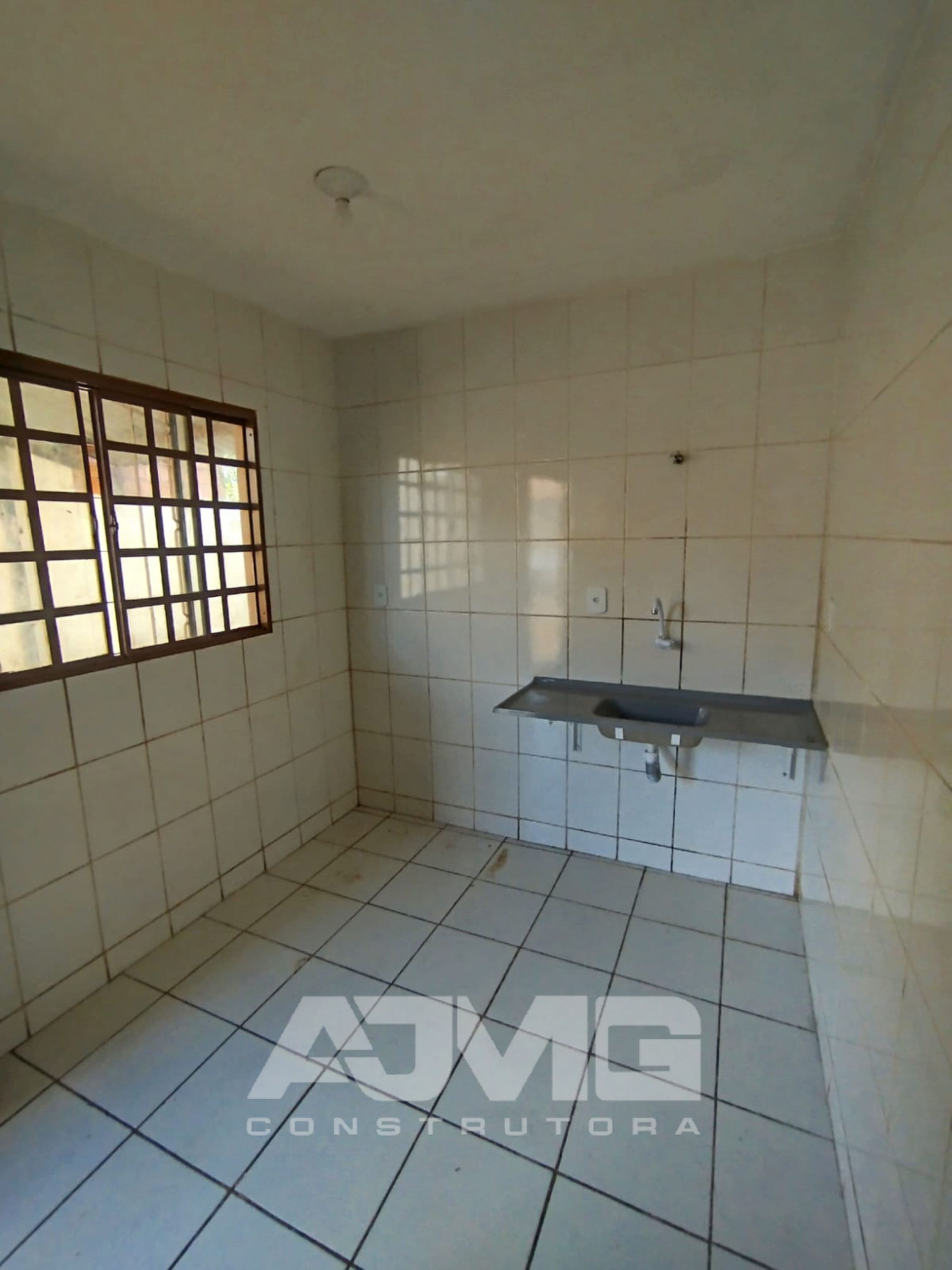 Casa com grande garagem e quintal em Luziânia - Foto 2