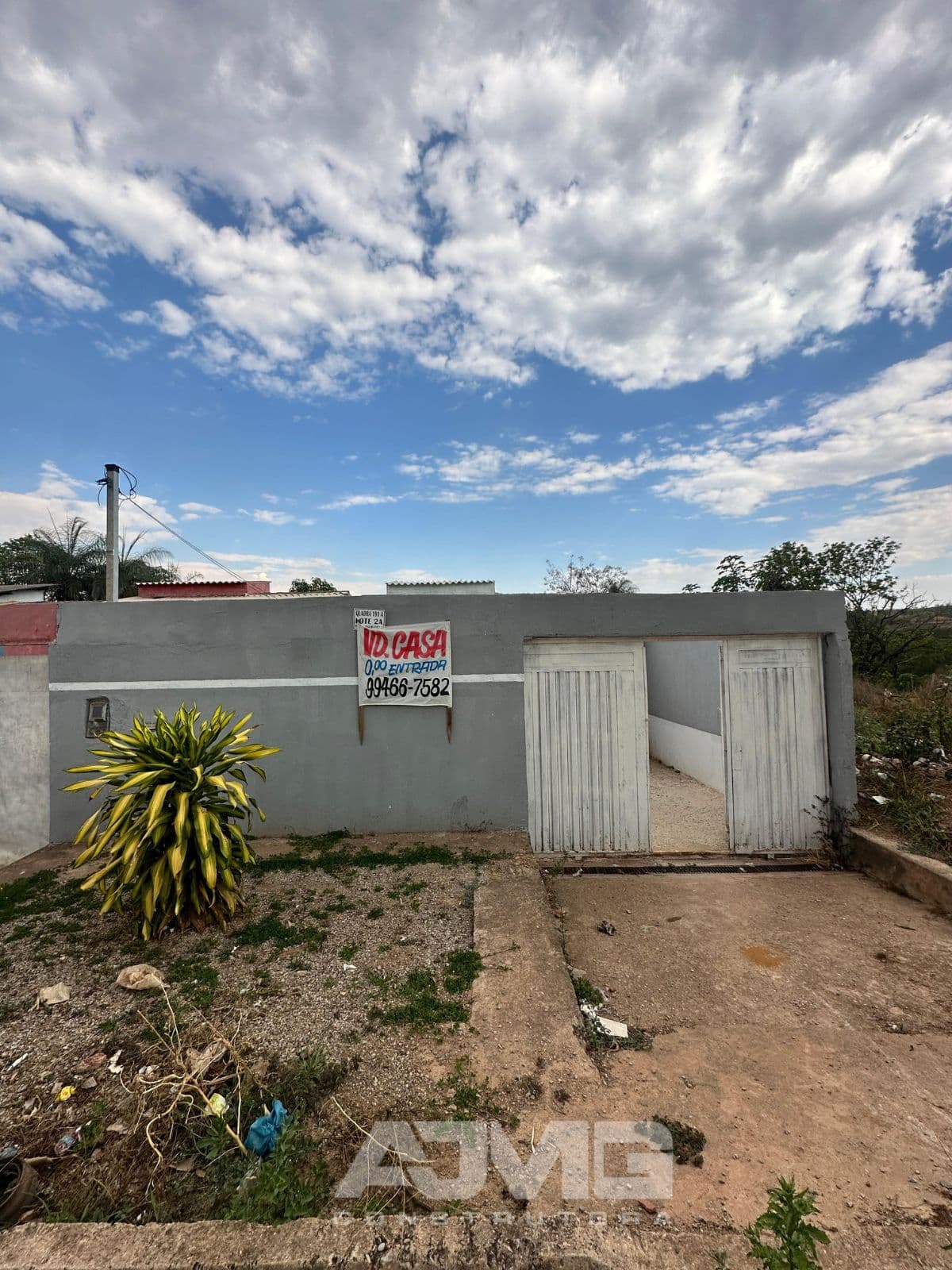 Casa com garagem para 3 carros e 2 quartos