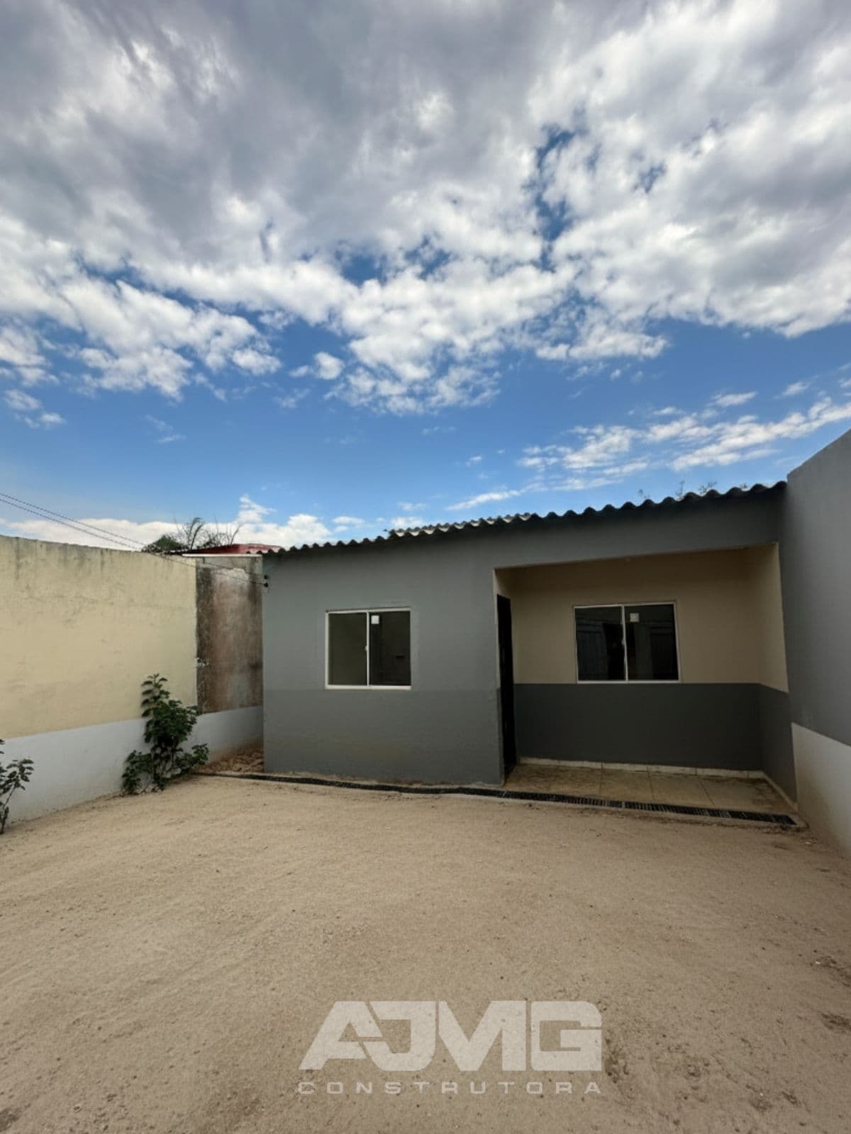 Casa com garagem para 3 carros e 2 quartos - Foto 2