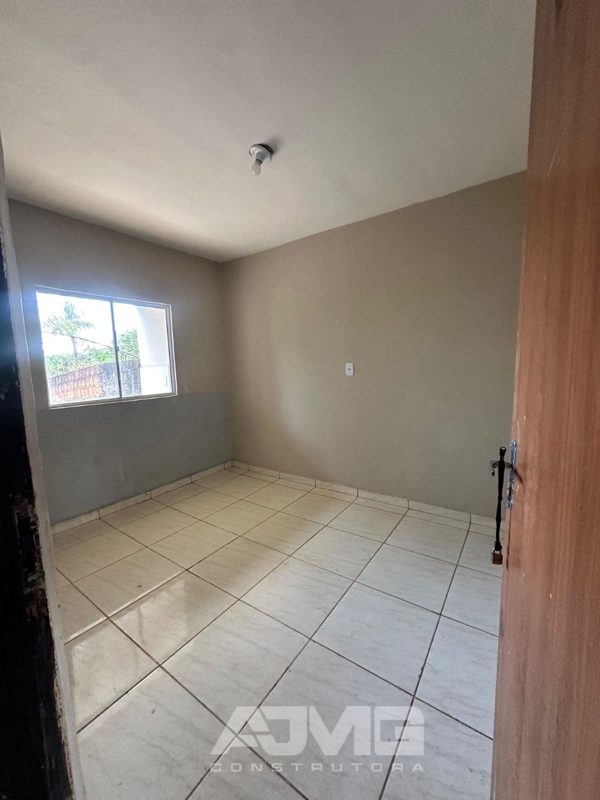 Casa com garagem para 3 carros e 2 quartos - Foto 3