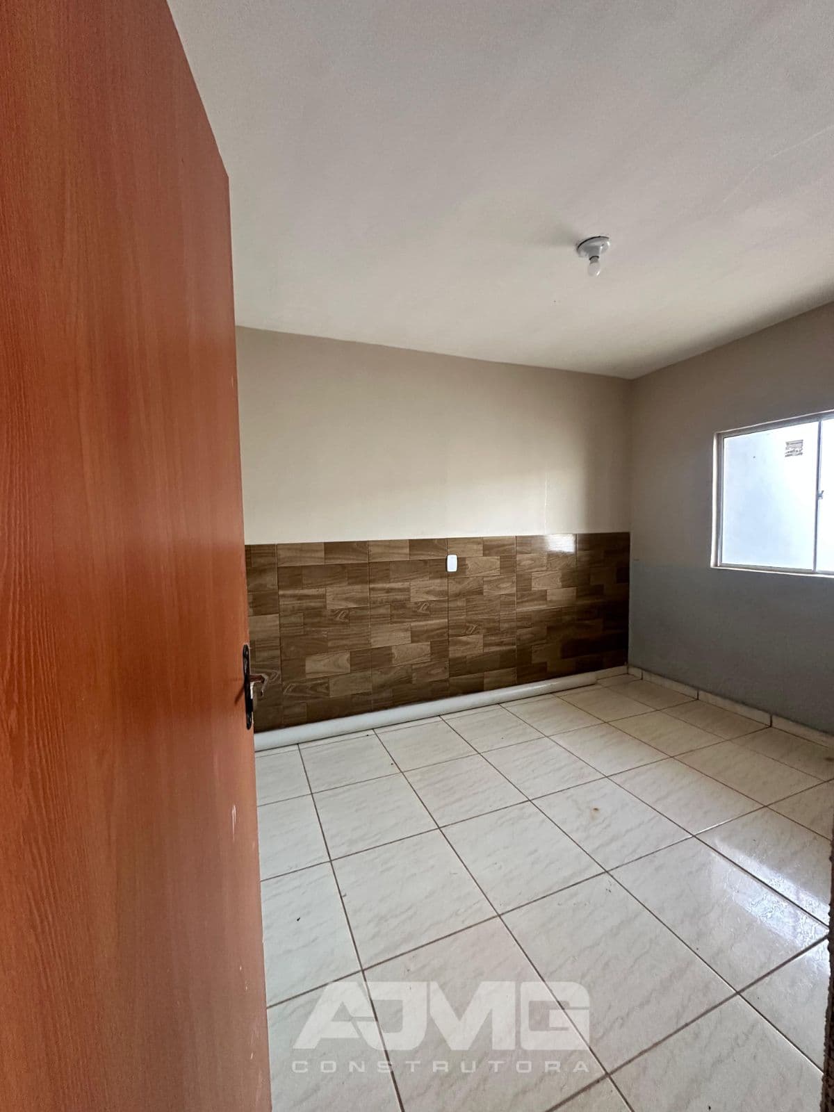 Casa com garagem para 3 carros e 2 quartos - Foto 4