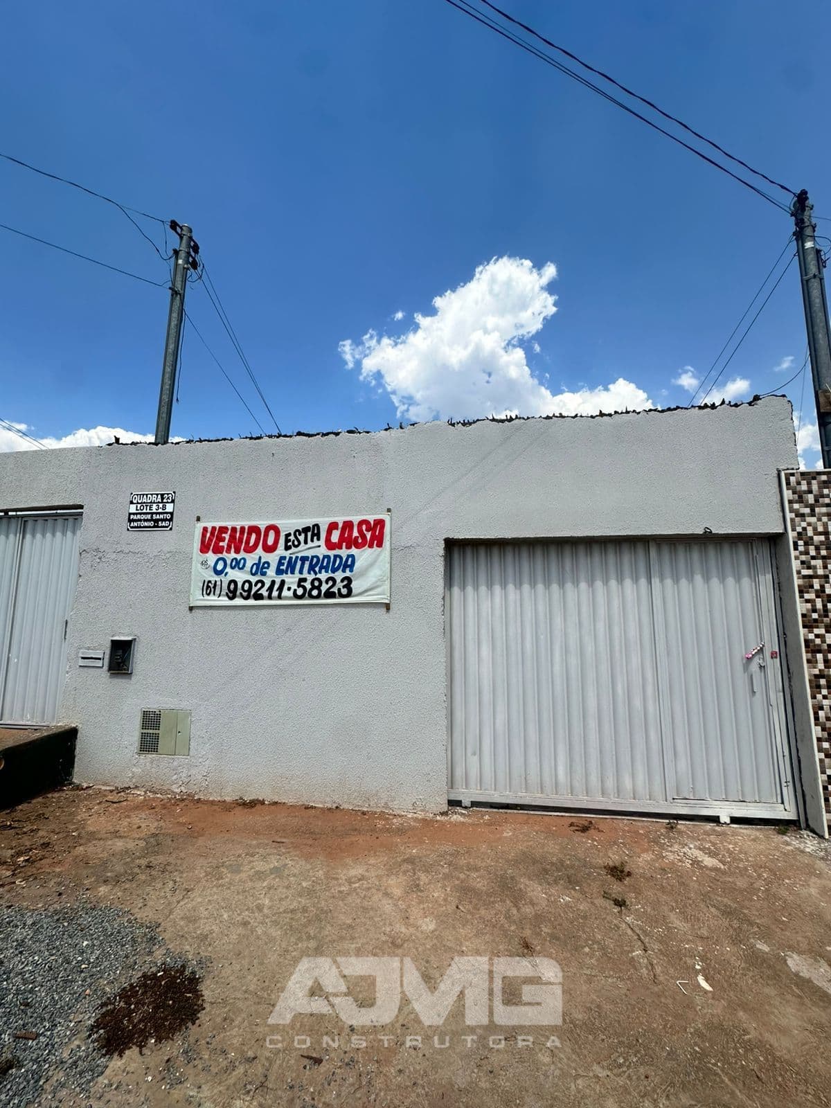 Casa com garagem grande e quintal