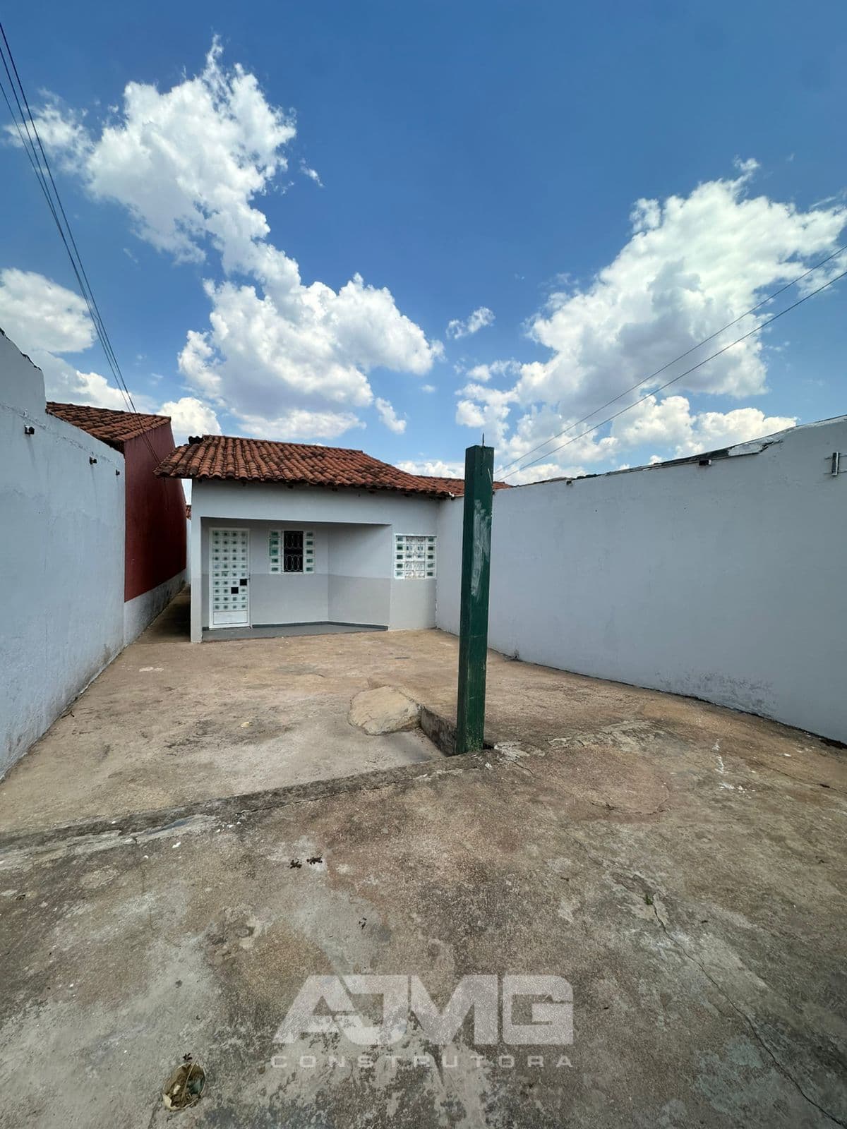 Casa com garagem grande e quintal - Foto 2
