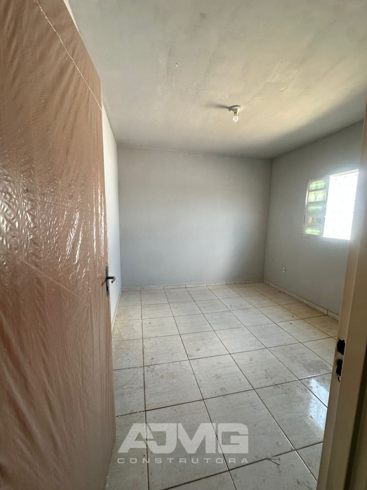 Casa com garagem grande e quintal - Foto 6