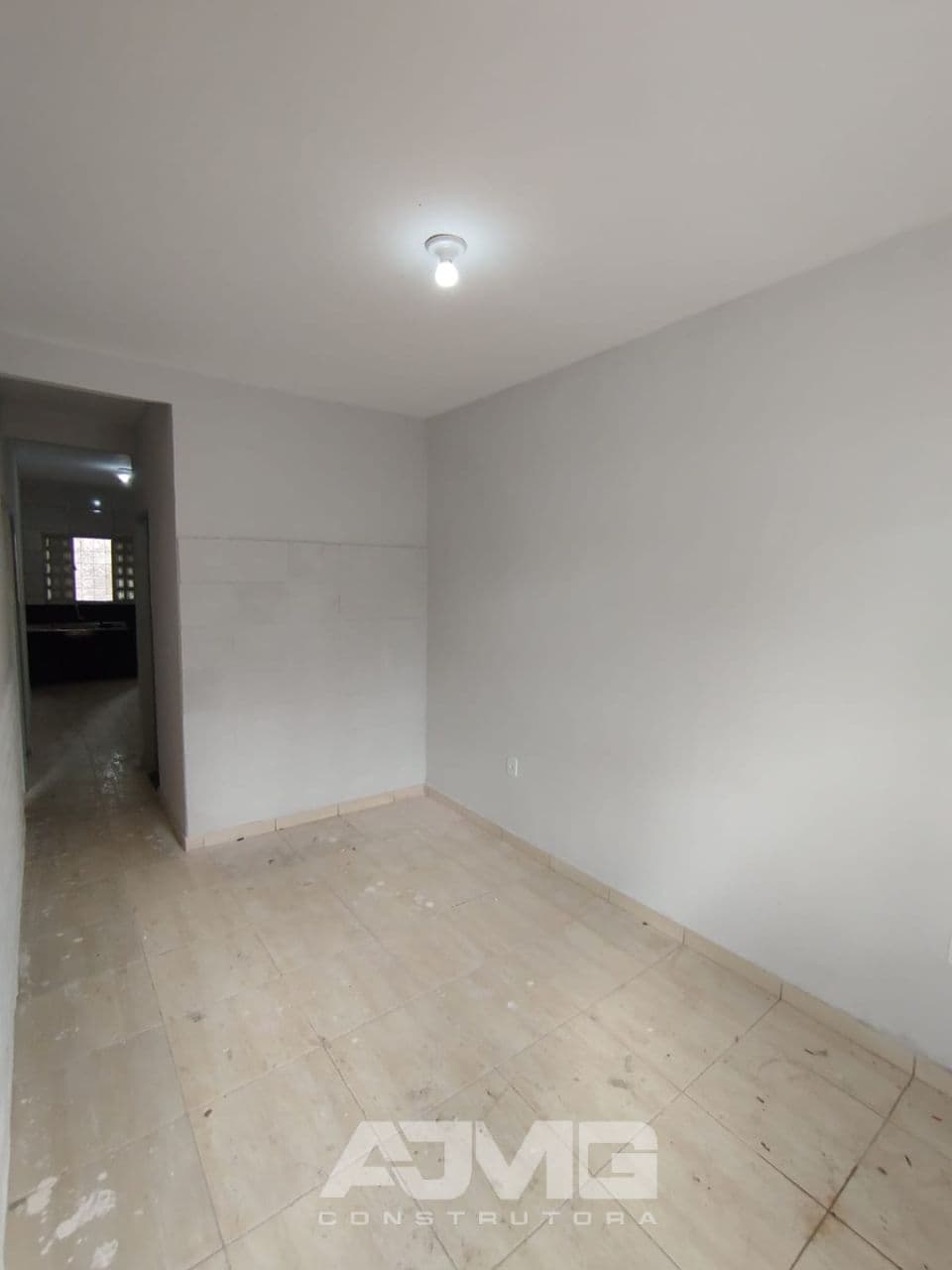 Casa com garagem, quartos amplos e quintal - Foto 2