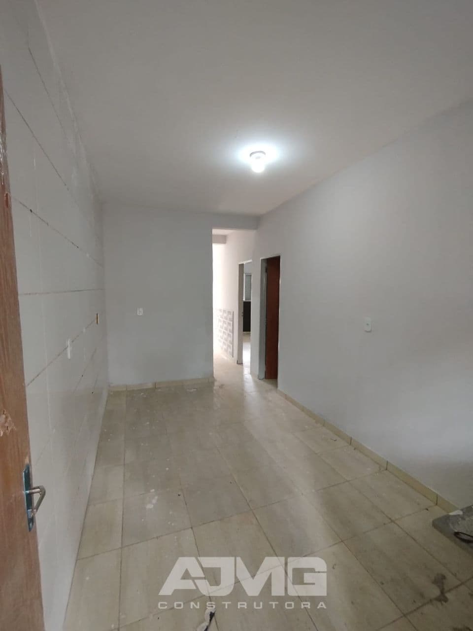 Casa com garagem, quartos amplos e quintal - Foto 3