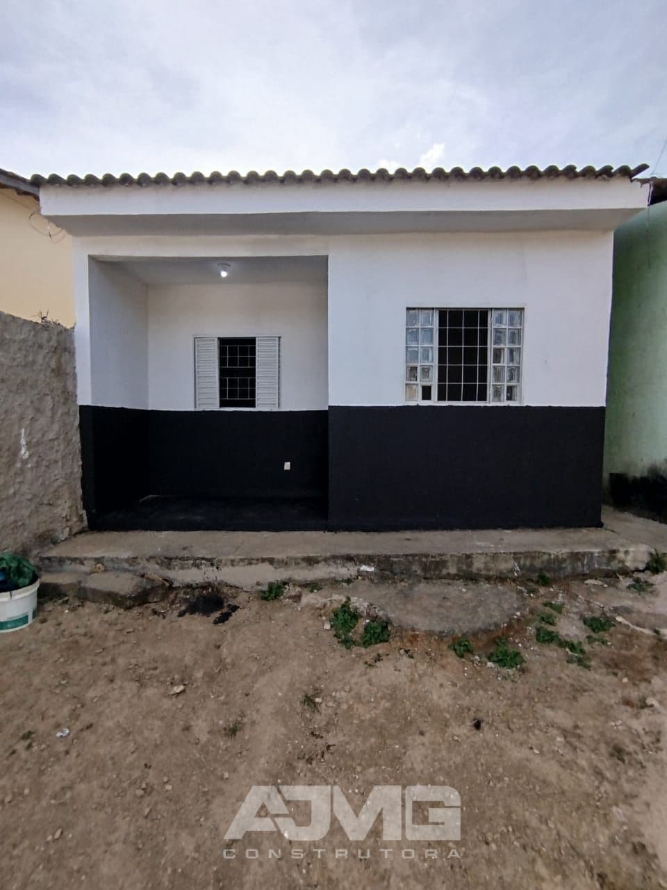 Casa com garagem, quartos amplos e quintal - Foto 12