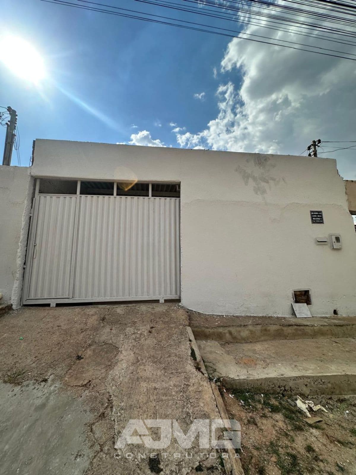 Casa ampla ventilada, com garagem e 2 quartos