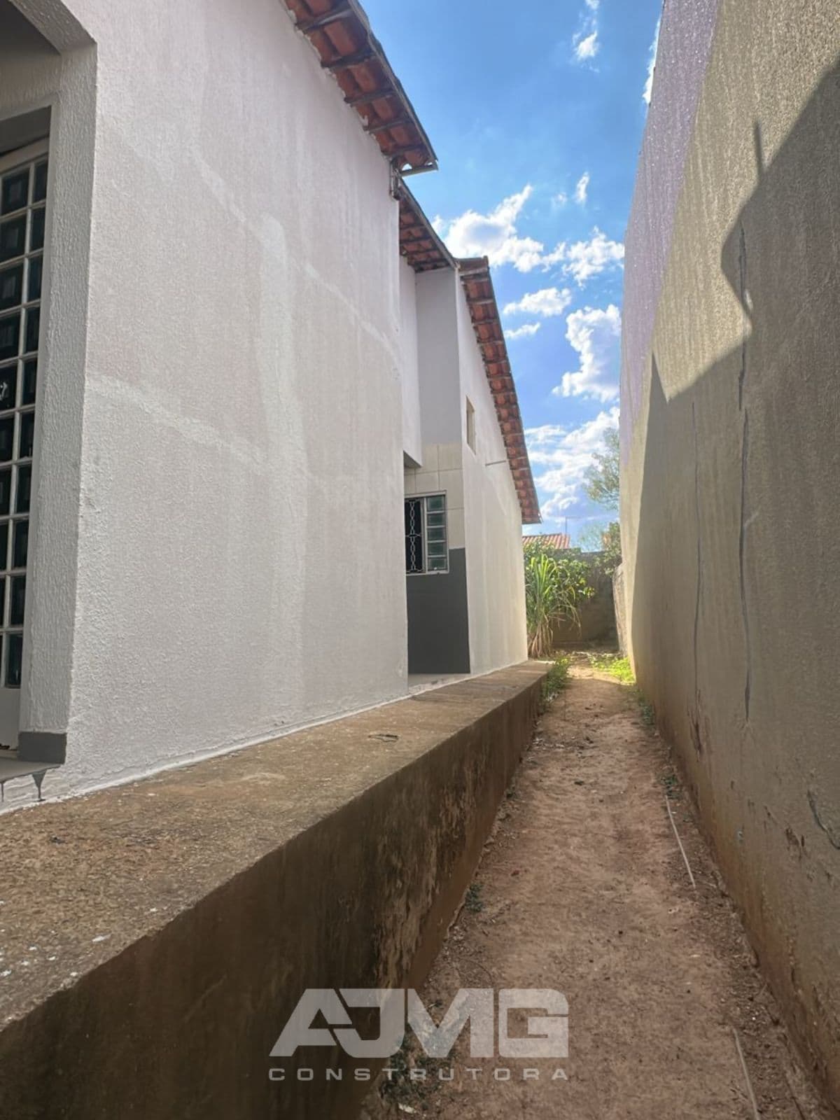 Casa ampla ventilada, com garagem e 2 quartos - Foto 3