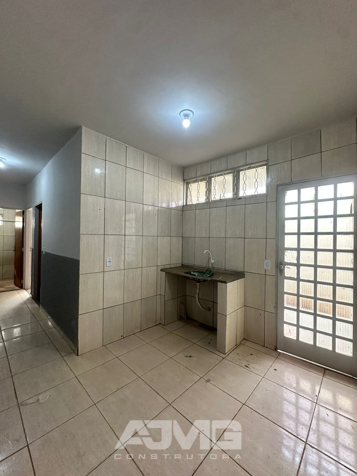 Casa ampla ventilada, com garagem e 2 quartos - Foto 6